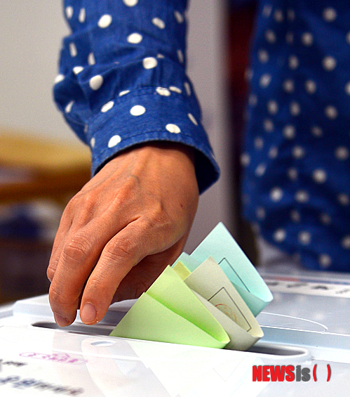 【광주=뉴시스】류형근 기자 = 2014년 6월, 제6회 전국동시지방선거 투표 장면. 2017.11.06(사진=뉴시스DB)&nbsp; hgryu77@newsis.com