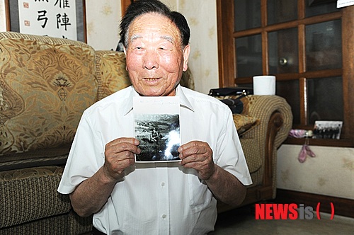 【울산=뉴시스】고은희 기자 = 울산 중구 복산동에 사는 이춘락(87) 할아버지가 1950년 6·25전쟁 당시 카투사 1세대로 참전했던 일을 회상하고 있다. 2014.06.04. (사진=울산 중구 제공) photo@newsis.com