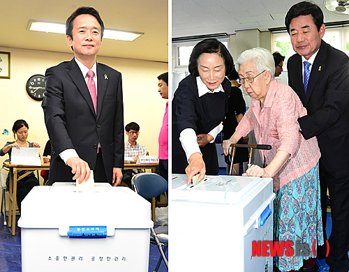 【수원=뉴시스】강종민 기자 = 전국동시지방선거일인 4일 오전 경기 수원의 한 투표소에서 남경필 새누리당 경기도지사 후보가 투표하고 있고(왼쪽), 김진표 새정치민주연합 경기도지사 후보는 어머니의 투표를 돕고 있다. 김 후보는 지난달 30일 사전투표 했다. 2014.06.04 ppkjm@newsis.com