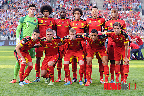 【브뤼셀(벨기에)=AP/뉴시스】2014브라질월드컵 H조 조별리그에서 한국과 맞붙을 벨기에 축구대표팀이 최종 엔트리 23명을 발표했다. 사진은 지난해 6월 벨기에 브뤼셀에서 열린 브라질월드컵 유럽지역 예선 세르비아전을 앞두고 기념사진을 찍고 있는 벨기에 대표팀. 왼쪽 아래부터 케빈 미랄라스·토비 알데르베이럴트·케빈 데 브루잉·네이서 차들리·얀 베르통언·티바우트 코르토이스·마루앙 펠라이니·악셀 비첼·다니엘 반 바이텐·빈센트 콤파니. 이 중 차들리코르토이스 외에는 모두 브라질 엔트리에 포함됐다.