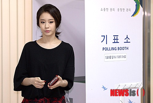 【서울=뉴시스】김인철 기자 = 제6회 전국동시지방선거일인 4일 오후 서울 강남구 논현2동사무소에서 걸그룹 티아라의 지연이 투표를 하고 있다. 2014.06.04.&nbsp; yatoya@newsis.com