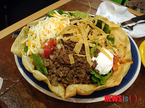 【서울=뉴시스】박영주 기자 = 서울 여의도동 23-1 IFC몰 지하 3층 311호 ‘온 더 보더’(ON THE BORDER)는 멕시코 요리 전문점이다. 멕시코의 집을 그대로 옮겨놓은 듯한 이곳에서 음식을 맛보려면, 상당한 기다림이 요구된다. 평일 30분, 주말 1시간은 기본이다.&nbsp; gogogirl@newsis.com 