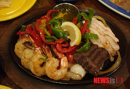 【서울=뉴시스】박영주 기자 = 서울 여의도동 23-1 IFC몰 지하 3층 311호 ‘온 더 보더’(ON THE BORDER)는 멕시코 요리 전문점이다. 멕시코의 집을 그대로 옮겨놓은 듯한 이곳에서 음식을 맛보려면, 상당한 기다림이 요구된다. 평일 30분, 주말 1시간은 기본이다.&nbsp; gogogirl@newsis.com 