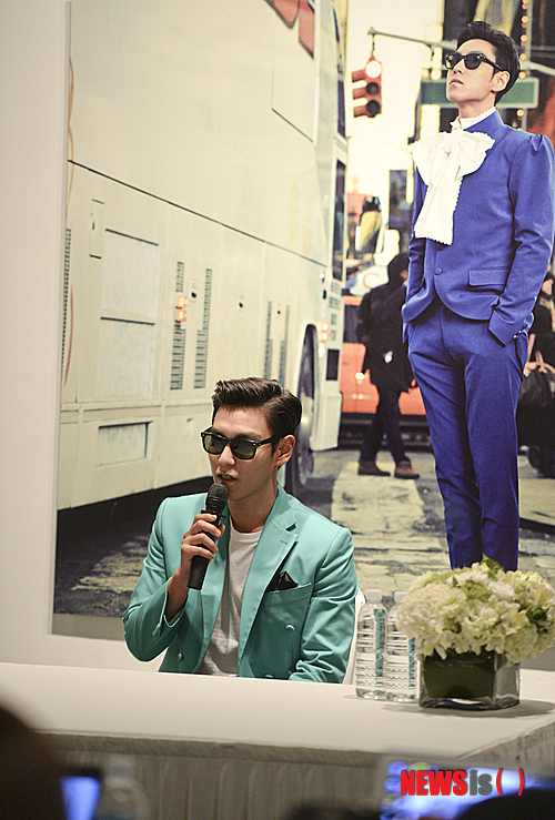 【서울=뉴시스】이재훈 기자 = 검은색 장우산을 쓰고 강렬한 눈빛으로 정면을 응시하는 태도, 가슴에 커다란 하얀 리본을 달고 선글라스를 낀 채 허공을 응시하는 자세, 왼쪽 눈 끄트머리의 날렵한 선과 콧날의 굳건한 선이 묘한 각도를 이루는 반 뒷모습….&nbsp; 요즘 아이돌은 실력과 동의어다. 생김새만 반듯하다고 아이돌 대접을 받을 수는 없다. 하지만, 외모는 필요충분조건이다. 전제로 깔고 가야 한다. 어디서 이런 선남선녀를 모아놓았는지, 보고만 있어도 '꽃' 같은 모습에 넋을 잃고만다.&nbsp; 한류그룹 '빅뱅'의 탑(27·최승현)은 외모로만 따지면, 소속사 YG엔터테인먼트 뿐 아니라 어느 아이돌 그룹 멤버에게도 뒤지지 않는다. 강렬한 호남형의 외모는 단연 손에 꼽힐 정도다. 드라마 '아이리스', 영화 '포화속으로' '동창생'에서도 이런 모습이 부각됐다.&nbsp;&nbsp; 4일 서울 신사동 호림아트센터 JnB 갤러리에서 개막한 '프롬 탑 엑시비션(FROM TOP EXHIBITION)'은 탑의 이런 면모를 만끽할 수 있는 자리다.&nbsp; 지난 4월9일 발매된 탑의 첫 영상집 '1st 픽토리얼 레코즈 프롬 탑(PICTORIAL RECORDS-FROM TOP)'을 기념하기 위해 마련됐다. 지난해 12월 뉴욕에서 포토그래퍼 홍장현과 함께 촬영한 이 영상집은 '27세 현재 자신의 모습을 담고 싶었다'는 탑의 뜻을 따랐다&nbsp;&nbsp; 탑의 다양하고 진솔한 모습이 담긴 사진들과 그가 선택한 미공개 사진들로 꾸민 전시회다. 무엇보다 탑의 젊음이 사진에 가득하다.&nbsp;&nbsp; 탑은 "용감해요. 화살처럼 꿈틀꿈틀 하는 에너지"라고 젊음을 설명했다. "용감함은 내년에 할 수 없는 걸 올해 할 수 있는 거죠. 이 전시회도 어른이 되면 더 쑥스럽고 창피할 수 있을 것 같아요. 어리기 때문에 할 수 있는 퍼포먼스죠. 흥미롭게 생각하고 즐겁게 작업했습니다."&nbsp; 빅뱅 그리고 탑이 이 팀의 멤버 지드래곤(26)과 결성한 유닛 '지디&탑'은 힙합을 기반으로 한 팀이다. 힙합이 가장 중요시 여기는 건 태도다. 탑도 사진과 전시를 통해 자신의 겉모습보다 보여주고 싶었던 태도나 자세가 있을 법하다.&nbsp; "촬영하면서, 어떤 포즈도 계산을 하지 않았어요. 무대 위에서, 앵글 앞에서 표현하는 사람이므로 어떤 자세가 어떤 모습으로 보여질 것인지 알고 있죠. 이번에는 그것을 버리려 했습니다. 그런 것을 버려야 새로운 모습이 나올 수 있다고 생각했거든요. 그걸 무대 위에도 담을 수 있다고 생각했죠."&nbsp; 탑이 가장 마음에 들어하는 작품은 철조망을 배경으로 뒷모습만 보이는, 노란빛 사진이다. "개인 소장하고 싶어서 액자도 직접 만들었죠. 철조망을 바라보고 있는 뒷모습에 젊을 때, 어렸을 때 예측할 수 없는 내일을 보는 불안감이 깃든 듯했어요. 구도가 마음에 듭니다."&nbsp; 자신이 무슨 생각을 하고 있는지 사진을 보면 팬들이 재미를 느낄 수 있을 것 같다고 한다. "그게 사실, 젊은 모습이죠. 전시회의 주제와 비슷하죠. 제가 무슨 생각을 하고 있는지 고민해보면 좋을 듯해요."&nbsp; 스스로 사진을 찍는 편은 아니다. "직업이 사진을 찍히고 앵글 앞에 서야 하는 사람이라 셀카를 안 찍는다"면서 "(셀카를 올리는) SNS는 성향이 맞지 않아서 하지 않는다"고 말했다.&nbsp; 자신의 모습을 아직은 알 수 없다. "어렸을 때부터 자아성찰을 하고 있는 것 같은데 아직은 모르겠어요. 사람들이 보는 제가 제 모습일 수 있죠. 스스로를 객관적으로 볼 수 없기 때문이죠."&nbsp; 최근 빅뱅 멤버들이 솔로로 나서 좋은 성적을 거두고 있다. 빅뱅의 또 다른 멤버 태양(26)은 정규 2집 '라이즈'로 음원차트를 휩쓸고 있다. "빅뱅 멤버들은 어렸을 때부터 봤죠. 비즈니스 관계가 아니라 가족같이 느껴지는 사이에요. 멤버들도 저를 친형이라 생각하고 저도 멤버들을 친동생이라 생각하죠. 언제나 응원하고 있어요. 함께 좋아하고, 함께 가슴 아파하고, 앞으로도 재미있게 늙어가지 않을까 생각합니다."&nbsp; 자신의 솔로 앨범을 기다려주는 팬들이 있다는 것을 알지만, "완성도 부분에 욕심이 생겨서 쉽게 팬들을 뵙지 못하고 있다"며 머리를 긁적였다. "언젠가 재미있는 음악이 나왔을 때 굉장히 많은 색깔을 보여드릴 수 있지 않을까 하는 확신이 있어요." 하반기를 목표로 빅뱅 새 앨범을 준비하고 있다고 덧붙였다.&nbsp; 멤버들에게 전시를 보여주는 건 너무 쑥스럽다. "제 사진에 둘러싸여 있으니 저도 정말 쑥스러워요. 하하하. 보여주고 싶은 분은 저희 어머니예요. 유일하게 많이 좋아할 것 같아서요."&nbsp; 앞으로 전시를 또 열게 된다면, 조각·비디오 등 다른 분야의 아티스트와 협업하고 싶다. "여러 사람들과 컬래버레이션을 했으면 해요. 굉장히 젊은 사람들끼리 쿨하고 크리에이티브한 전시를 보여주고 싶다는 생각이 들었습니다."&nbsp; 자신에게 스물 일곱은 "어렸을 때 꿈꾸던 모습"이라고 답했다. "어느 정도는 그 모습을 하고 있는 것 같고 부끄럼 없이 착하게 살고 있는 것 같아요"라고 말하며 자신의 사진 앞에서 어색해했다.&nbsp;&nbsp; 이번 전시에는 아라리오 갤러리가 힘을 실었다. 7일까지 볼 수 있다. 영상집 구매자라면 누구나 관람할 수 있다. 영상집을 구매하지 않아도 G마켓(www.gmarket.co.kr)과 현장에서 티켓을 살 수 있다.&nbsp; realpaper7@newsis.com 