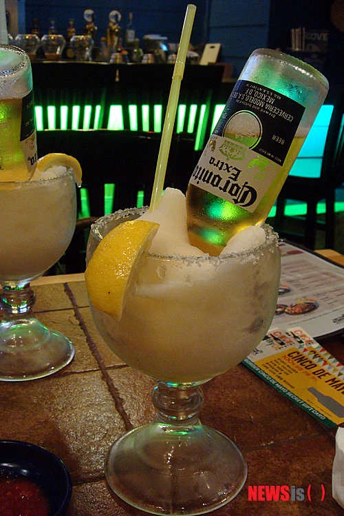 【서울=뉴시스】박영주 기자 = 서울 여의도동 23-1 IFC몰 지하 3층 311호 ‘온 더 보더’(ON THE BORDER)는 멕시코 요리 전문점이다. 멕시코의 집을 그대로 옮겨놓은 듯한 이곳에서 음식을 맛보려면, 상당한 기다림이 요구된다. 평일 30분, 주말 1시간은 기본이다.&nbsp; gogogirl@newsis.com 