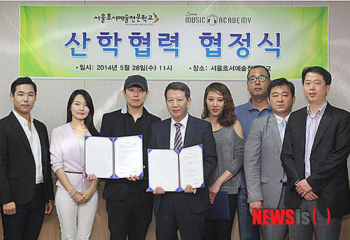 【서울=뉴시스】이재훈 기자 = 서울호서예술전문학교(이사장 이운희)가 음악 입시학원인 SMMA실용음악학원(대표 방효민)과 협력, 음악인재를 양성한다.&nbsp;&nbsp; 양측은 최근 발산동 서울호서예술전문학교에서 상호협력과 장기적인 협력체계를 구축하는 내용의 MOU를 체결했다.&nbsp; SMMA음악전문학원은 강북 중계동 본원과 하계동 분원 등 2개원에 걸쳐 강사 90여명, 연습실 85개를 구비한 대형 음악입시학원이다. 올해로 개원 10주년을 맞았으며, 실용음악과 클래식음악의 통합교육을 모토로 특화된 프로그램과 프리미엄 담임제 시스템 등으로 주목받고 있다. 7월 서울 논현동에 3번째 직영점인 강남센터를 오픈할 예정이다.&nbsp; MOU 내용은 시설 및 기자재 공동 활용, 공동 프로젝트 진행, 학부 발전기금 기부, 특기자 장학생 추천, 교수 및 강사 임용기회 제공, 학생들에 대한 교육프로그램 공동 개발, 이벤트·대회 개최, 세미나, 오디션 등 다양한 분야에서의 협력이다.&nbsp; 호서예전은 “SMMA음악전문학원과의 협력을 통해 창조성과 끼가 특출한 원석들을 발굴해 전문적이고 체계적인 교육으로 한류확산과 음악발전에 기여할 수 있는 인재로 키워낼 것”이라고 밝혔다.&nbsp; 한편 호서예전은 2014학년도 2학기를 앞두고 내신과 수능등급 반영 없이 100% 면접과 실기로 신입생을 선발 중이다. 02-2063-0738&nbsp; realpaper7@newsis.com