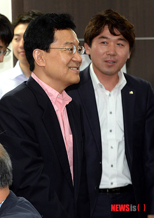 【서울=뉴시스】김진아 기자 = 고승덕 전 서울시교육감 후보가 지난 2014년 6월4일 오후 서울 중구 을지로 선거사무소에서 캠프 관계자 및 지지자들과 인사를 나누고 있다. 2014.06.04. bluesoda@newsis.com