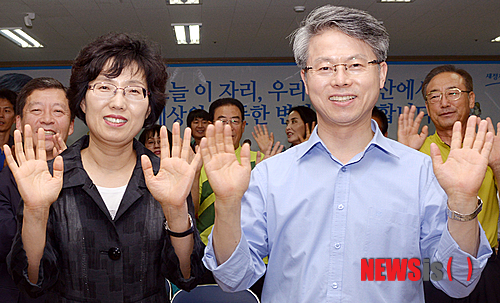 【광주=뉴시스】구용희 기자 = 새정치민주연합 민형배(53·사진 오른쪽) 광주 광산구청장 후보가 4일 실시된 제6회 전국동시지방선거에서 당선(재선)이 유력시 되자 부인과 함께 기뻐하고 있다. 2014.06.04. (사진 = 민형배 후보 사무소 제공)&nbsp; persevere9@newsis.com 