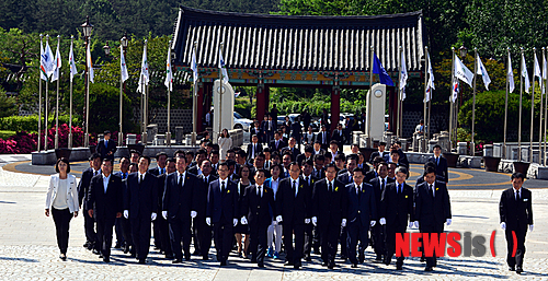 【광주=뉴시스】류형근 기자 = 2014년 6·4지방선거 광주지역 당선인들이 선거 다음날 국립5·18민주묘지를 찾아 참배하고 있다. 2017.11.06 (사진=뉴시스DB)&nbsp; hgryu77@newsis.com