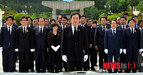 【광주=뉴시스】류형근 기자 = 새정치민주연합 이낙연 전남도지사 당선인이 5일 오전 광주 북구 운정동 국립5·18민주묘지를 찾아 참배하고 있다. 2014.06.05&nbsp; hgryu77@newsis.com