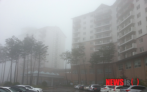 【태백=뉴시스】홍춘봉 기자 = 강원 태백시 오투리조트가 최근 춘천지방법원 파산부에 회생절차 개시 신청서를 제출했다고 5일 밝혔다. 사진은 이날 오전 안개에 쌓인 해발 1000m 태백 오투리조트 콘도 전경. 2014.06.05.&nbsp;&nbsp; casinohong@newsis.com 