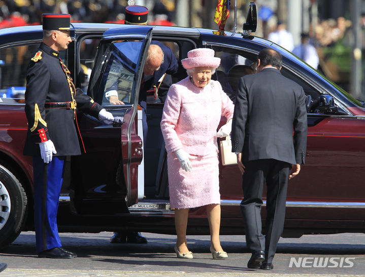 [파리=AP/뉴시스] 찰스 3세 영국 국왕과 함께 프랑스를 국빈 방문한 커밀라 파커볼스 왕비의 연분홍색 의상이 화제다. 사진은 지난 2014년 6월 5일 프랑스를 방문한 고(故) 엘리자베스 2세 여왕. 2023.09.22.