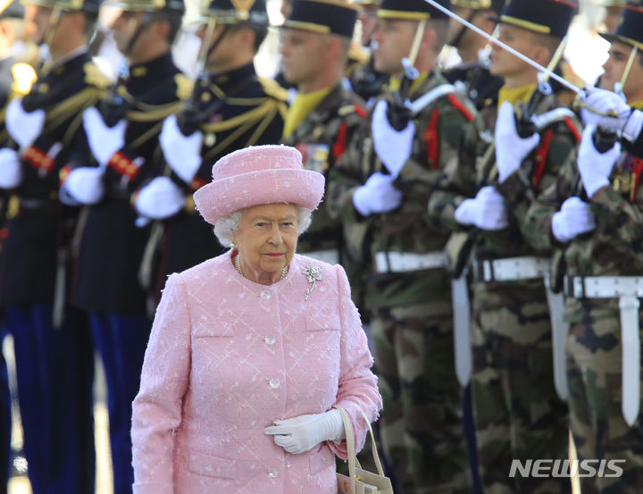 [파리=AP/뉴시스] 찰스 3세 영국 국왕과 함께 프랑스를 국빈 방문한 커밀라 파커볼스 왕비의 연분홍색 의상이 화제다. 사진은 지난 2014년 6월 5일 프랑스를 방문한 고(故) 엘리자베스 2세 여왕. 2023.09.22.