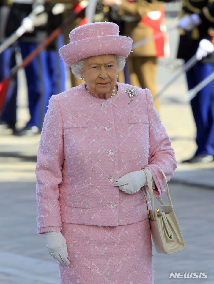 [파리=AP/뉴시스] 찰스 3세 영국 국왕과 함께 프랑스를 국빈 방문한 커밀라 파커볼스 왕비의 연분홍색 의상이 화제다. 사진은 지난 2014년 6월 5일 프랑스를 방문한 고(故) 엘리자베스 2세 여왕. 2023.09.22.