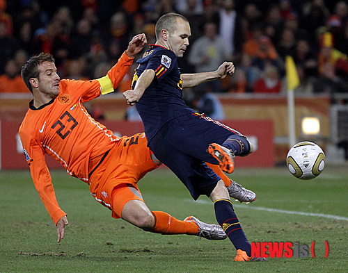 【요하네스버그(남아공)=AP/뉴시스】2010남아공월드컵 우승국 스페인과 준우승국 네덜란드가 오는 14일(한국시간) 오전 4시 브라질 사우바도르에서 조별리그 B조 첫 경기를 치른다. 사진은 지난 2010년 7월12일 남아공 요하네스버그 사커 시티 경기장에서 열린 결승전 연장 후반 11분 스페인 미드필더 이니에스타(30·바르셀로나·오른쪽)가 결승골을 성공하는 모습