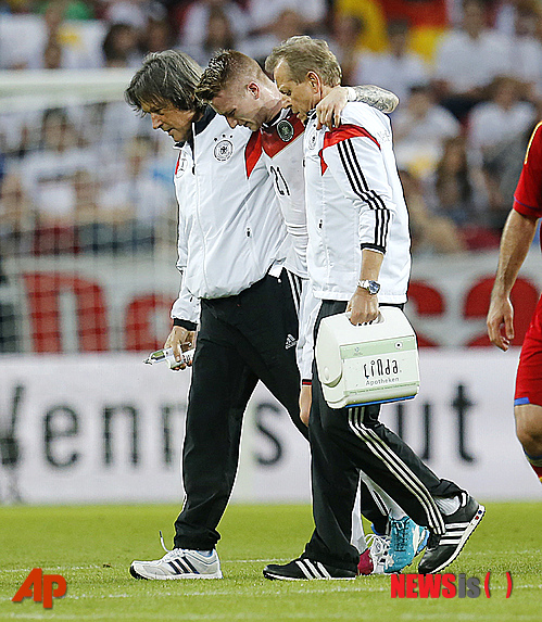 【마인츠=AP/뉴시스】독일 축구대표팀의 주전 미드필더 마르코 로이스(보루시아 도르트문트·가운데)가 7일(한국시간) 독일 마인츠의 코파스 아레나에서 열린 아르메니아와의 평가전에서 발목 부상을 당했다. 사진은 부축을 받으며 그라운드 밖으로 빠져나가고 있는 로이스의 모습.2014.6.7.