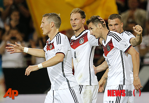【마인츠=AP/뉴시스】독일이 7일(한국시간) 독일 마인츠의 코파스 아레나에서 열린 아르메니아와의 평가전에서 6-1 완승을 거뒀다. 사진은 팀의 네 번째 골을 성공시킨 뒤 동료들의 축하를 받고 있는 미로슬라프 클로제(라치오·오른쪽 두 번째)의 모습.2014.6.7.