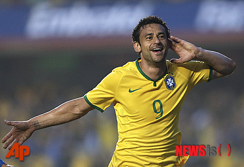 【샹파울로(브라질)=AP/뉴시스】브라질의 최전방 공격수 차베스 프레드(31·플루미넨세)가 네이마르(22·FC바르셀로나)에게 스포트라이트가 집중된 2014브라질월드컵에서 '반란'을 노린다.&nbsp;&nbsp;&nbsp; 사진은 지난 7일(한국시간) 브라질 상파울루의 에스타디우 시세루 폼페우 제 톨레두에서 열린 세르비아와의&nbsp; 평가전(1-0 승)에서 후반 13분 선제 결승골을 터뜨린 뒤 기뻐하는 프레드. 