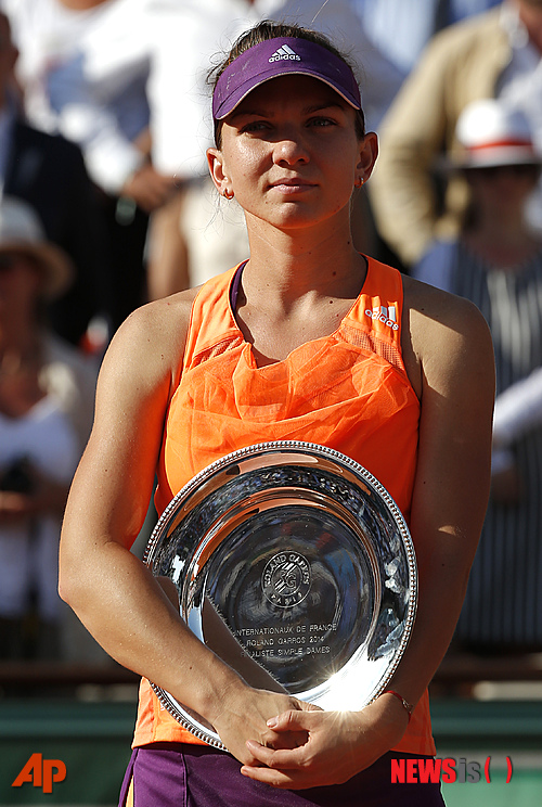 【파리=AP/뉴시스】여자프로테니스(WTA)가 9일(한국시간) 발표한 세계랭킹에 따르면 프랑스오픈에서 준우승을 차지한 시모나 할렙(23·루마니아)은 세계랭킹 4위에서 3위로 올라섰다. 사진은 지난 7일 프랑스 파리의 스타드 롤랑가로에서 열린 프랑스오픈 테니스대회 여자 단식 결승에서 마리아 샤라포바(27·러시아)에 패배, 준우승을 차지한 후 트로피를 안고 있는 할렙의 모습.