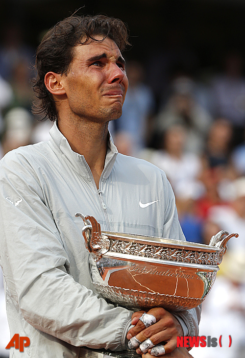 【파리=AP/뉴시스】라파엘 나달(28·스페인·세계랭킹 1위)이 8일(한국시간) 프랑스 파리의 스타드 롤랑가로에서 열린 프랑스오픈 테니스대회 남자 단식 결승에서 세계랭킹 2위 노박 조코비치(27·세르비아)를 3-1(3-6 7-5 6-2 6-4)로 꺾고 우승한 후 시상식에서 트로피를 안고 감격의 눈물을 흘리고 있다.