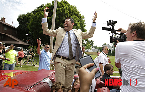 【뉴욕=AP/뉴시스】'골든보이' 오스카 델라 호야(사진 가운데)가 9일(한국시간) 미국 뉴욕의 캐너스토타에서 열린 복싱 명예의 전당 헌액식 카퍼레이드 도중 활짝 웃고 있다.&nbsp; 