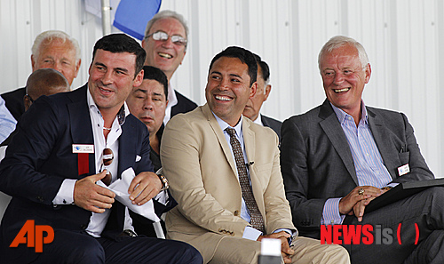 【뉴욕=AP/뉴시스】'골든보이' 오스카 델라 호야(사진 가운데)와 조 칼자게(사진 왼쪽) 9일(한국시간) 미국 뉴욕의 캐너스토타에서 열린 복싱 명예의 전당 헌액식 중 미소짓고 있다. 