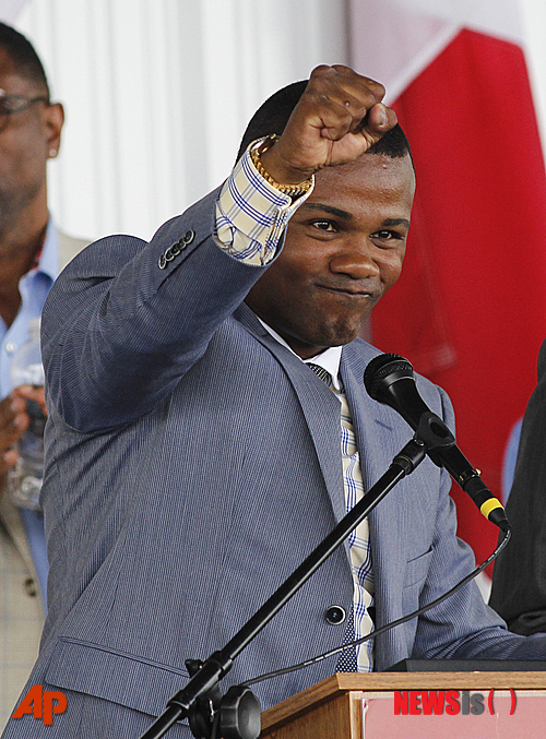 【뉴욕=AP/뉴시스】펠릭스 트리니다드가 9일(한국시간) 미국 뉴욕의 캐너스토타에서 열린 복싱 명예의 전당 헌액식 중 주먹을 불끈 쥐고 관중의 환호에 답하고 있다.&nbsp; 