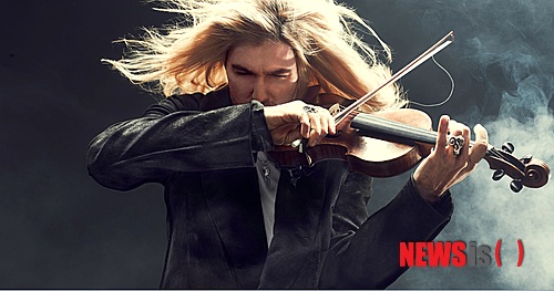 【서울=뉴시스】이재훈 기자 = 독일의 바이올리니스트 데이비드 가렛(34)은 미국 줄리아드 스쿨에서 이자크 펄만(69)을 사사했다. 2003년에는 줄리아드 스쿨 작곡 경연에서 입상하기도 했다.&nbsp; 2006년 크로스 오버 앨범 '프리(Free)'를 통해 본격적으로 크로스오버 뮤지션 활동을 시작했다. 2008년 에코 클래식에서는 '클래식 위드아웃 보더스(Classic Without Borders)'를 받았다.&nbsp; 2009년 '팝의 황제' 마이클 잭슨과 영국의 전설적인 록밴드 '퀸'부터 미국의 재즈작곡가 조지 거쉰 등의 곡을 재해석한 '앙코르'는 세계에서 50만장 이상이 판매됐다. 이어 2010년 '클래식 로맨스'로 에코 클래식 '올해의 베스트셀러' 부문을 받고, 2011년 '록 심포니스(Rock Symphonies)'로 빌보드 차트 클래식 앨범 부문 9위를 기록하는 등 클래식과 크로스오버 양쪽에서 모두 가능성을 인정받았다.&nbsp; 가렛은 e-메일 인터뷰에서 "나는 다양한 음악장르를 접목시키고 싶다고 혼자 결정을 내렸다"면서 "그게 나에게 가장 재미있는 일이었으니까"라고 밝혔다. "내가 가장 즐길 수 있는 일을 해야하지않겠는가. 정통 클래식을 하지 않는 건 아니지만 내 주안점은 크로스오버다. 그게 날 잘 표현할 수 있는 수단이다."&nbsp; 4세 때 바이올린을 배우기 시작한 가렛은 10세 때 함부르크 필하모닉 오케스트라와 협연했다. 13세에 최연소로 도이치 그라모폰과 전속계약을 했다. 이후 1999년 뉴욕으로 가 영국의 로열 아카데미, 이탈리아 베르디 국립 음악원, 세계 5대 음악학교 중 한 곳으로 손꼽히는 줄리아드 스쿨에서 음악학과 작곡을 배웠다.&nbsp; 이 때문에 '가렛'하면 제일 먼저 떠오르는 것이 '신동'과 '천재'다. 그러나 그는 "나는 다른 사람들이 나에 대해 뭐라고 하는지에 대해 그렇게 신경쓰지 않는다"고 답했다. 다만 "실력있는 오케스트라와 협연을 할 때 연주를 잘 해야겠다는 생각은 든다. 관객들에게 느끼는 부담이라기보다는 처해진 환경에서 느끼는 부담감"이라고 전했다.&nbsp;&nbsp; 화려한 외모도 돋보인다. '보그'의 모델로 활동한 그는 아르마니, 바나나 리퍼블릭 등의 패션쇼 무대에도 올랐다. "음악 외의 활동들은 음악과는 전혀 관련이 없는 일들이다. 예전에는 학비를 대기 위해서 아르바이트로 했다. 이후에는 그냥 재미로 한 일들이다. 물론 그 또한 재밌는 일이지만, 그게 나의 음악세계에 영향을 주지는 않는다."&nbsp; 외모와 스타일이 실력을 가리는 듯도 하다. "사람들이 그렇게 생각하나?"라고 되물었다. "난 잘 모르겠다. 그리고 그게 별로 중요하지도 않다. 그저 멋진 음악을 만들어내려고 최선의 노력을 다할 뿐이다. 그 정도면 충분하다고 생각한다"는 마음이다.&nbsp; 짧은 인생에서 다른 사람들의 의견에 신경을 쓰며 살고 싶지는 않다는 마음이다. 중요한 것은 "정말 환상적인 음악을 만들어내서 사람들에게 전하는 것이고, 또한 클래식 음악이든 크로스오버든 내가 최고의 바이올리니스트라는 걸 증명하는 것"이라고 강조했다.&nbsp; "최근 브람스의 바이올린 협주곡을 함께 녹음한 존경하는 주빈 메타 같은 분이 나보고 '당신 이런 부분이 마음에 안 들어'라고 말한다면 귀담아 들을 것이다. 하지만 그들도 나의 음악과 내가 하는 일들을 좋아해준다."&nbsp; 최근 개봉한 영화 '파가니니: 악마의 바이올리니스트'에서 이탈리아의 전설적인 바이올리니스트인 니콜라 파가니니(1782~1840)를 연기했다. 천재적인 솜씨로 유럽 일대를 떠들썩하게 만든 인물이다.&nbsp;&nbsp; 가렛은 파가니니를 맡아 준수한 연기력으로 호평 받았다. "역시 영화는 인내심을 필요로 하는 작업이라는 걸 느꼈다. 기다리는 시간이 무척 많았다"면서 "내가 모든 걸 주도하지 않는다는 것도 새로운 경험이었다"고 전했다.&nbsp; "음악에서는 모든 일들을 내가 주도적으로 이끌어나가기 때문이다. 그래서 그런 부분을 내려놓는게 쉽지 않았다. 하지만 음악을 쓰고 영화의 사운드트랙을 녹음하는 멋진 경험을 할 수 있었다. 항상 해보고싶었던 일이었다. 그래서 그런 기회가 왔을 때 놓치기가 싫었다."&nbsp; 가렛의 이미지에서는 파가니니가 겹치기도 한다. "모든 바이올리니스트는 파가니니를 보면서 자란다. 그의 인생, 그의 연주, 그의 음악은 나에게도 큰 의미가 있다. 영화를 통해서 파가니니를 표현하기 위해 최선의 노력을 다했다."&nbsp; 음반유통사 유니버설뮤직을 통해 새 앨범 '카프리스(Caprice)'를 발매했다. 가렛이 프로듀싱과 편곡을 맡은 이 앨범에는 파가니니의 대표곡인 카프리스 5번과 24번, 라 캄파넬라과 파가니니의 작품에서 영감을 받은 작곡가인 주세페 타르티니·스카를라티·라흐마니노프·차이콥스키 등의 현란한 기교가 돋보이는 클래식 곡들이 수록됐다.&nbsp; "파가니니 이후 그에게 영향을 받지않은 작곡가는 거의 없다고 봐도 무방하다. 파가니니가 없었으면 낭만주의 시대의 위대한 바이올린 협주곡들이 탄생하지 못했을 것이다. 차이콥스키나 브람스, 시벨리우스 같은 작곡가들 말이다. 파가니니는 바이올린을 솔로 악기로서 음악의 지도 위에 올려놓은 사람이다. 앨범은 그러한 바이올린의 변화를 표현하려고 노력했다."&nbsp; 앨범에는 또 테너 안드레아 보첼리가 피처링한 자작곡 '마 도베 세이(Ma Dove Sei)'와 '집시 댄스'도 포함됐다. '파가니니: 악마의 바이올리니스트'의 배경음악으로 사용되기도 한 파가니니 바이올린 협주곡 4번 2악장에 가사를 붙인 '이오 티 펜소 아모레(Io Ti Penso Amore)'도 실렸다. 이 곡은 미국의 걸그룹 '푸시캣돌스'의 전 멤버 니콜 셰르징거가 피처링하기도 했다.&nbsp; 셰르징거에 대해서는 "이런 음역대의 노래를 멋지게 소화할 능력이 있는 가수를 찾고 있었다. 몇년전에 한 버라이어티쇼에서 니콜이 노래하는 걸 들은 적이 있었는데, 매우 노래를 잘해서 깊은 인상이 남았다"면서 "그래서 이번에 그녀에게 연락을 했더니 운좋게도 수락을 했고, 같이 작업을 할 수 있었다. 결과적으로 그녀는 이번에도 정말 멋지게 노래를 불렀다"며 즐거워했다.&nbsp; 서른 중반의 젊은 나이지만 벌써 무대에 오른 지 20년이 넘었다. "다음에는 내가 작곡한 음악들로 구성된 앨범을 내고싶다. 그걸 다음 프로젝트로 구상하고 있다. 어떤 음악을 하더라도 바이올리니스트로서 스스로 만족할 수 있는 작업을 하고싶다."&nbsp; 가렛은 18일 오후 8시 서울 림픽공원 올림픽홀, 19일 오후 8시 영화의전당 야외무대에서 월드투어의 하나로 콘서트를 연다. 약 7년 만의 내한이며 크로스오버 무대를 한국에서 선보이는 건 이번이 처음이다. "너무 오랜만에 한국에 간다. 좀 더 일찍 갔어야만 한다고 생각한다. 지난번에 한국 아티스트들과 같이 작업도 했으니, 이번에도 뭔가 재밌는 프로젝트를 해볼 수도 있겠다. 기대된다"고 전했다.&nbsp;&nbsp; 지난 공연에 왔던 팬들이 그만큼 나이를 먹었을 것이고, 더욱 성숙해졌을 것 같다면서 "그들과 다시 만날 생각을 하니 정말 기대가 크다. 다시 한 번 멋진 추억을 만들어봤으면 좋겠다"고 말했다. 8만~12만원. 유니버설뮤직·에스아이 컬쳐뷰. 070-4699-4926&nbsp; realpaper7@newsis.com 