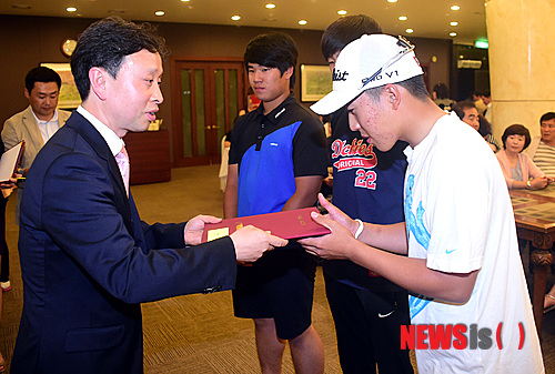 【용인=뉴시스】강종민 기자 = 9일 오후 경기 용인 골드CC에서 열린 '2014 수원컵 전국 시니어 및 주니어 골프대회' 고등부에서 우승한 김수경(수원고) 군에게 왕정식 뉴시스 경기남부 본부장이 상장과 상패를 전달하고 있다. 2014.06.09&nbsp; ppkjm@newsis.com 