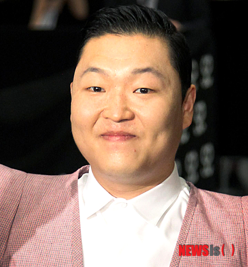 【서울=뉴시스】이재훈 기자 = 월드스타 싸이(37·박재상)는 1년2개월 만인 8일 내놓은 신곡 '행오버'로 제2의 '강남스타일' 열풍을 일으킬 수 있을 것인가.&nbsp; 2012년 '강남스타일' 신드롬에 비하면, 지난해 후속곡 '젠틀맨'의 바람은 상대적으로 약했다.&nbsp; realpaper7@newsis.com 