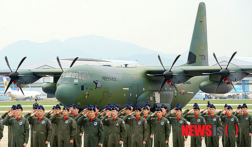 【부산=뉴시스】 하경민 기자 = 대한민국 공군이 미국 록히드마틴의 'C-130J 슈퍼 허큘리스' 수송기 2대를 추가로 인수했다. 10일 부산 강서구 제5공중기동비행단에서 열린 C-130J 수송기 인수식에 참가한 부대 장병들 뒤로 도입된 수송기가 세워져 있다. 순항속도 621㎞, 항속거리 5200㎞, 화물탑재 19.1t, 인원 90여 명이 탑승할 수 있는 이 수송기는 C-130H 기종의 동체를 확장한 기종으로 엔진의 추력은 높았졌지만 연료 소모율은 오히려 줄어들어 최대 순항속도와 거리가 증대됐다. 또 기존 아날로그 형태의 항공전자계통이 디지털화 됐다. 2014.06.10. yulnetphoto@newsis.com