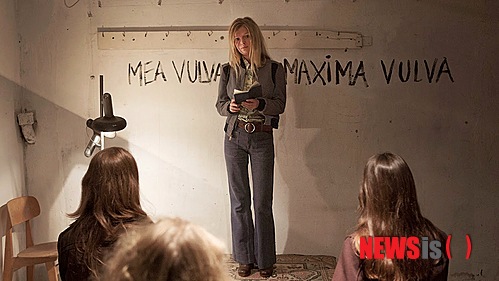 【서울=뉴시스】김태은 문화전문기자 = 실제 정사장면과 성기노출로 국내개봉 여부에 초점이 모아진 덴마크 감독 라스 폰 트리에(28)의 ‘님포매니악’이 드디어 개봉한다. 5시간30여분 가량의 감독판을 4시간 정도로 편집, 두 편으로 나눴다. 19일 볼륨1, 내달 3일 볼륨2가 국내 극장에 걸린다.  tekim@newsis.com