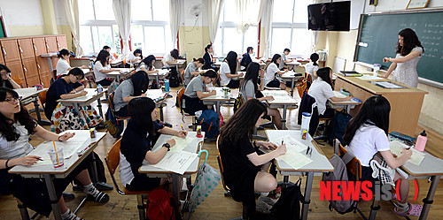 【서울=뉴시스】김진아 기자 = 2015학년도 3학년 대입수능 모의평가와 1·2학년 전국연합학력평가가 치러진 12일 오전 서울 종로구 안국동 풍문여자고등학교에서 3학년 학생들이 시험시작 전 시험지를 살펴보고 있다.&nbsp; 이번 모의평가에 응시한 수험생은 재학생 55만 5372명, 졸업생 7만 2822명 등 62만 8194명이며 국어와 수학의 경우 지난해와 같이 A형 또는 B형을 선택하는 수준별 시험을 실시하되 영어는 A/B형 구분없이 통합형으로 출제된다. 2014.06.12.&nbsp; bluesoda@newsis.com