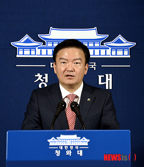 【서울=뉴시스】홍찬선 기자 = 박근혜 대통령이 12일 청와대 수석비서관 개편인선안을 발표했다고 민경욱 대변인이 춘추관에서 브리핑하고 있다.&nbsp; 정무수석에 조윤선 여성가족부 장관, 경제수석에 안종범 새누리당 비례대표 의원, 민정수석에 김영한 전 대검 강력부장, 교육문화수석에 송광용 전 서울교대 총장을 내정했다. 2014.06.12.&nbsp; mania@newsis.com