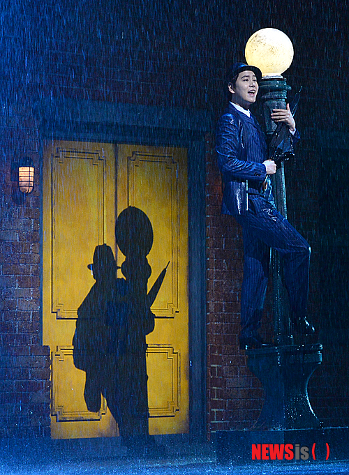 【서울=뉴시스】조종원 기자 = 12일 오후 서울 중구 충무아트홀에서 열린 뮤지컬 '싱잉인더레인' 프레스콜에서 그룹 슈퍼주니어의 가수 규현이 열연하고 있다. 뮤지컬 '싱잉인더레인'은 주옥 같은 넘버 “Singin’ in the Rain”, “Good Morning” 등과 함께 감각적인 탭댄스로 유명한 작품이며 남자 주인공 ‘돈 락우드’가 비를 맞으며 보여주는 퍼포먼스는 사랑에 빠진 한 남자의 감정이 관객들에게 그대로 전달되는 최고의 명장면으로 잘 알려져 있는 공연이다. 2014.06.12. choswat@newsis.com