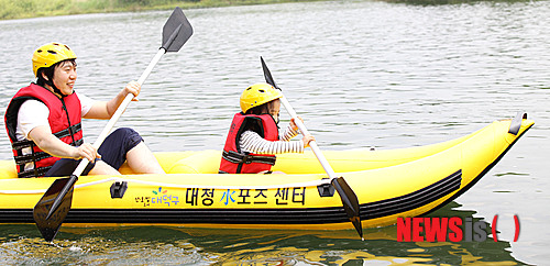 【대전=뉴시스】함형서 수습기자 = 14일 오전 대전 대덕구 신탄진동 에코공원에서 열린 ‘로하스 대청水포츠센터’ 개장식에서 한 아버지와 딸이 카약 체험을 하고 있다.&nbsp; ‘로하스 대청水포츠센터’ 개장으로 대전의 수원이자 젖줄인 금강에서 가슴까지 시원해지는 수상레포츠를 즐길 수 있게 됐다. 2014.06.14 foodwork23@newsis.com 