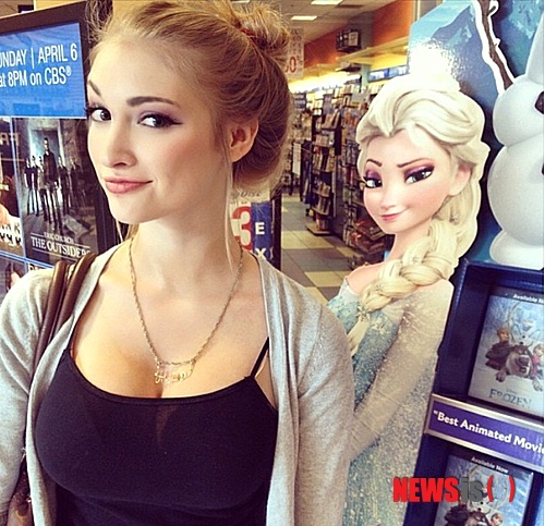 【서울=뉴시스】'실존 엘사', 디즈니 애니메이션 영화 ‘겨울 왕국’의 여주인공 엘사를 닮은 여성이 뒤늦게 주목을 받고 있어 화제다. 14일 ABC방송 등 미국 언론에 따르면 플로리다즈에 사는 18세 여성 안나 페이스(Anna Faith)가 애니메이션 속 엘사를 쏙 빼닮았다. 페이스가 소셜네트워크서비스 인스타그램에 올린 사진. (사진출처:페이스의 인스타그램)&nbsp; 