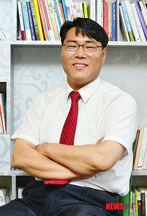 【서울=뉴시스】고승민 기자 = 6.4지방선거에서 구로구의회 의원(바선거구)으로 당선된 노동당 김희서 당선자가 13일 오전 서울 구로구 민중의집에서 뉴시스와 인터뷰를 한 뒤 포즈를 취하고 있다. 김 당선자는 서울시 구의원 419명 중 유일하게 진보정당 소속으로 당선된 구의원으로 주목받고 있다. 2014.06.15. kkssmm99@newsis.com