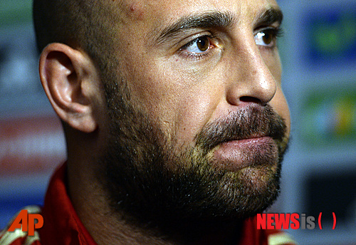 【쿠리치바(스페인)=AP/뉴시스】스페인의 페페 레이나(32·나폴리)가 16일(한국시간) 브라질 쿠리치바에서 열린 기자회견에서 취재진의 질문을 듣고 있다.&nbsp; 