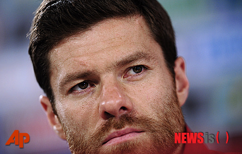 【쿠리치바(브라질)=AP/뉴시스】사비 알론소(33)가 28일(한국시간) 자신의 트위터를 통해 스페인 국가대표 은퇴를 선언했다. 사진은 지난 6월 2014브라질월드컵 B조 조별리그 칠레와의 2차전 앞두고 기자회견에 참석한&nbsp; 알론소. (사진=AP/뉴시스DB) 