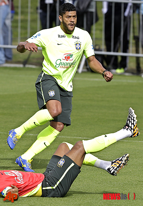 Brazil's Hulk practices during a training session of the Brazilian national soccer team at the Granja Comary training center in Teresopolis, Brazil, Sunday, June 15, 2014. Brazil plays in group A of the 2014 soccer World Cup. (AP Photo/Andre Penner)