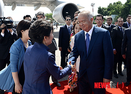 【타쉬켄트(우즈베키스탄)=뉴시스】홍찬선 기자 = 중앙아시아 3국 순방에 나선 박근혜 대통령이 16일 오후(현지시각) 첫 방문국가인 우즈베키스탄 타쉬켄트 공항에 도착, 마중 나온 카리모프 대통령과 악수를 하고 있다. 2014.06.16. mania@newsis.com