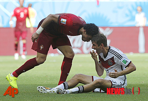 【사우바도르=AP/뉴시스】포르투갈의 페페(사진 왼쪽)가 17일(한국시간) 브라질 사우바도르의 아레나 폰테 노바에서 열린 2014브라질월드컵 G조 조별리그 독일과의 경기에서 토마스 뮐러에게 박치기를 하고 있다. 페페는 퇴장당했고 포르투갈은 0-4로 완패했다.