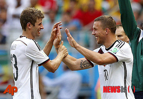 【사우바도르=AP/뉴시스】독일의 토마스 뮐러(사진 왼쪽)가 17일(한국시간) 브라질 사우바도르의 아레나 폰테 노바에서 열린 2014브라질월드컵 G조 조별리그 포르투갈과의 경기에서 교체되며서 환하게 웃고 있다.&nbsp; 
