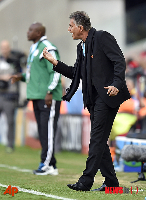 【쿠리치바=AP/뉴시스】이란과 아르헨티나가 22일(한국시간) 오전 1시부터 브라질 벨루오리존치-에스타지우 미네이랑에서 2014브라질월드컵 조별리그 F조 2차전을 벌인다.&nbsp;&nbsp;&nbsp; 사진은 지난 17일 브라질 쿠리치바의 아레나 다 바이샤다에서 열린 이란과 나이지리아의 조별리그 1차전(0-0 무)에서 이란 대표팀을 지휘하는&nbsp; 카를로스 케이로스(61) 감독의 모습. 