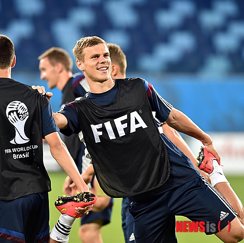 【쿠이아바(브라질)=뉴시스】박영태 기자 = 대한민국 축구국가대표팀과 2014브라질월드컵 첫 경기를 하루 앞둔 러시아 축구대표팀의 알렉산드르 코코린이 17일 오전(한국시간) 브라질 쿠이아바의 아레나 판타날 경기장에서 환하게 웃으며 스트레칭을 하고 있다. 대한민국 축구대표팀의 브라질 월드컵 첫 경기인 러시아전은 18일 오전 7시(한국시간) 브라질 쿠이아바의 아레나 판타날 경기장에서 열린다. 2014.06.17. since1999@newsis.com