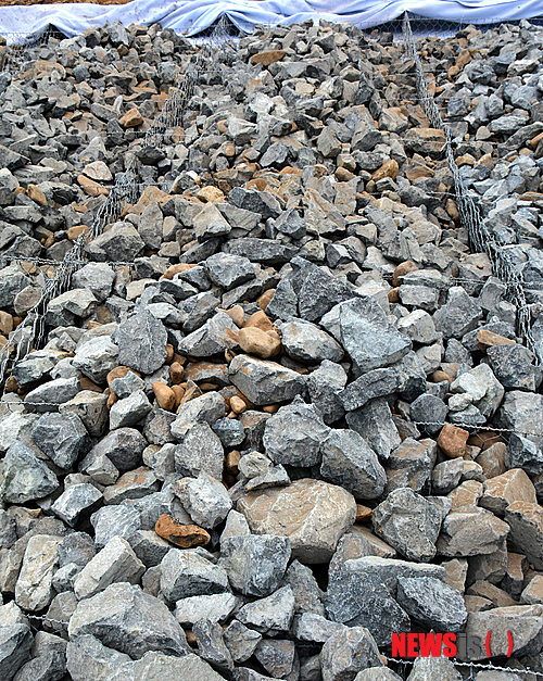 【밀양=뉴시스】안지율 기자 = 부산지방국토관리청이 국가하천인 밀양강의 홍수예방과 환경정비를 위해 경남 밀양시 밀양강 남기지구 제방 호안공사가 시방서 내용과 맞지 않게 공사를 진행한 것으로 확인됐다. 17일 오전 개비온 공사 현장을 확인한 결과 개비온 채움돌 일부가 시방서 규격 미달의 돌로 뒤채움 하고 있다. 2014.06.17.&nbsp;&nbsp; alk9935@newsis.com&nbsp;&nbsp; 