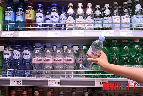 【서울=뉴시스】서울의 한 대형마트에서 진열돼 있는 먹는샘물 제품들. (사진= 뉴시스 DB)