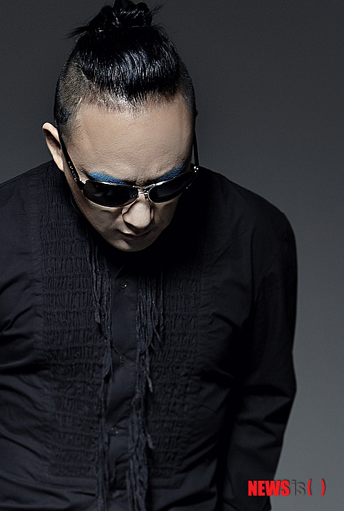 【서울=뉴시스】오제일 기자 = 록그룹 '넥스트'의 리더 겸 솔로 가수 신해철(46)이 17일 정규 6집 앨범 '리부트 마이셀프(Reboot Myself)'의 수록곡 '아따(A.D.D.a)'를 선공개했다. 네오솔, 펑크, 포스트 디스코, 라틴, 재즈 등 5가지 장르를 혼합한 '원맨 아카펠라' 곡이다. 1000개의 녹음 트랙에 자신의 목소리를 중복 녹음하는 방식으로 모든 작업을 혼자 했다. 소속사 KCA엔터테인먼트는 "유쾌하게 들리지만 실상은 편집, 강박, 완벽주의로 완성해 낸 엽기적인 작품이다. 어떤 작업이라기보다는 말그대로 도전에 가까운 곡"이라고 설명했다. 신해철은 20일 서교동 홍대 브이홀에서 앨범 발매 기념 '19금 파티'를 개최한다. '아따'의 뮤직비디오는 19일 선보인다. 1988년 MBC '대학가요제'에서 밴드 '무한궤도' 멤버로 데뷔한 신해철은 '그대에게'로 인기를 끌었다. 1990년 솔로로 전향, 데뷔음반 '슬픈 표정 하지 말아요'를 내놓았다. 1992년 넥스트를 결성, '도시인' '인형의 기사' '날아라 병아리' '라젠카 세이브 어스' '해에게서 소년에게' 등의 히트곡을 냈다. 라디오 '고스트 스테이션'의 DJ로 활동하면서 '마왕'으로도 통했다. kafka@newsis.com