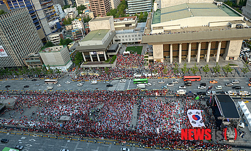 【서울=뉴시스】사진공동취재단 = 18일 서울 광화문 광장에서 열린 '2014 브라질 월드컵' H조 한국 대 러시아의 예선경기 거리응원전에서 대형 태극기가 펄쳐지고 있다. 2014.06.18.&nbsp;&nbsp;&nbsp;&nbsp; photo@newsis.com